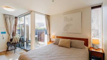 Deluxe Studio Apartment | Living area