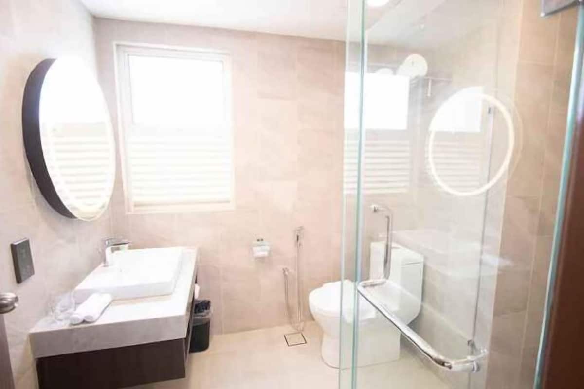 Phòng tắm | Buồng tắm vòi sen, đồ dùng nhà tắm miễn phí, máy sấy tóc