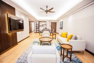 3 Bedroom | 起居区 | 55-英寸LED 电视 （配备有线频道）、电视