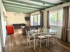 2 Bedroom Family Cottage | Borðhald á herbergi eingöngu