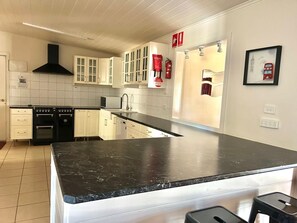 3 Bedroom Premium Cottage | Cocina privada | Frigorífico grande, microondas, horno y placa de cocina