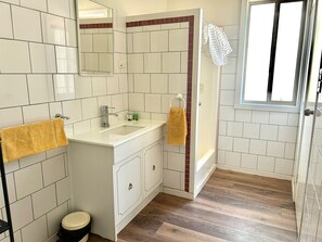 2 Bedroom Family Cottage | Bathroom | Free toiletries, towels