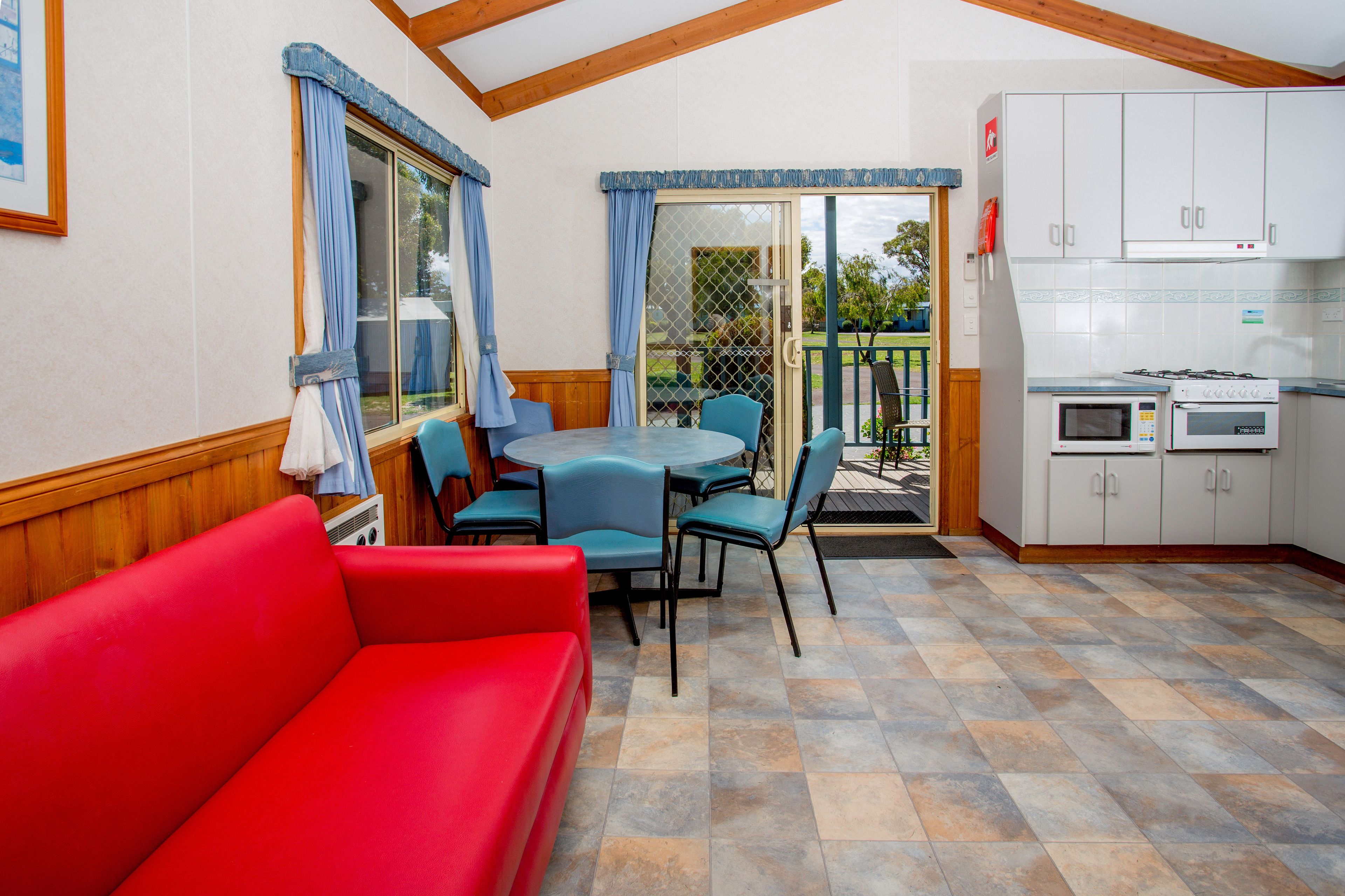 客房 (Ibis) | 起居区 | 平板电视、DVD 播放器