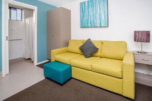 Studio Apartment - Shearwater  | Living room | Flat-screen TV, DVD player - BIG4 Port Fairy (Port Fairy)