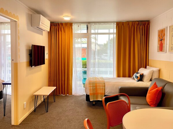 Phòng Suite Superior, 1 phòng ngủ, quang cảnh vườn | Khu phòng khách | TV màn hình phẳng 