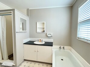 Deluxe Suite, 3 Bedrooms | Bathroom | Towels, soap, shampoo, toilet paper - Mount Eden Motel (Auckland)
