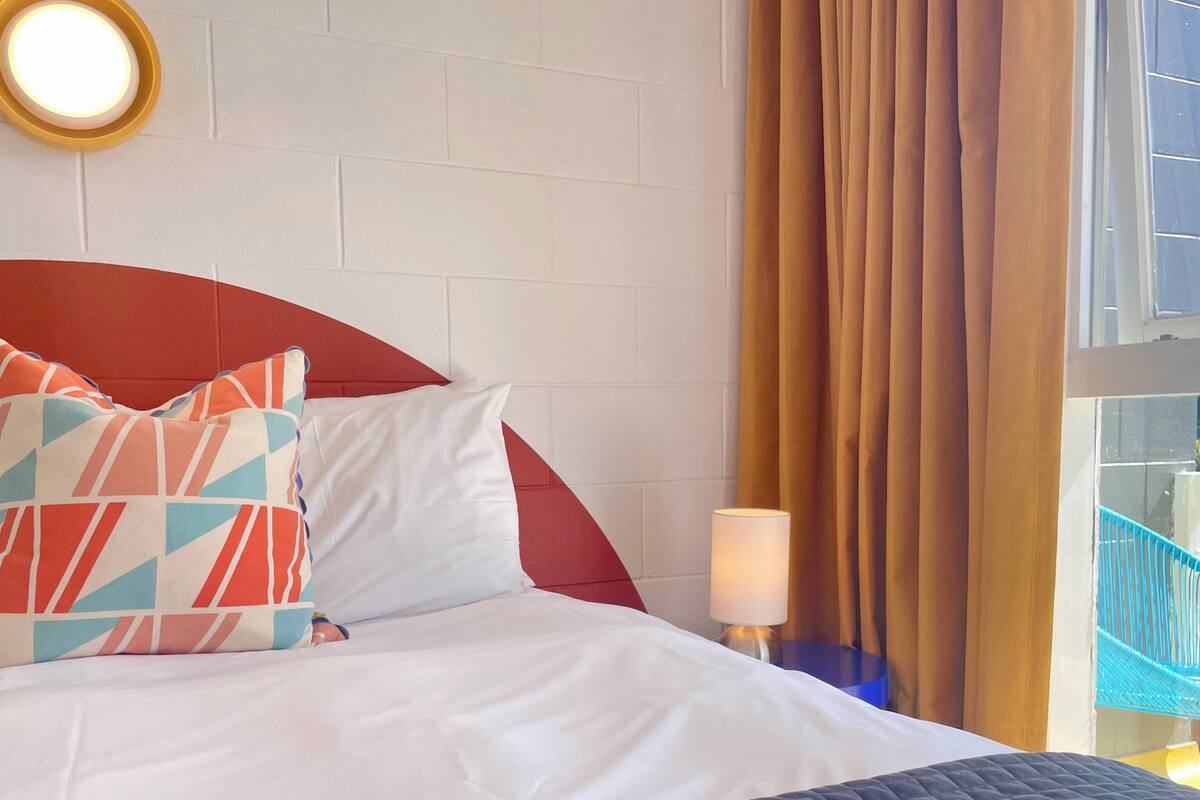 Suíte luxo, 1 quarto, cozinha | Wi-Fi de cortesia, roupa de cama