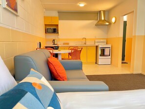 Superior Suite, 1 Bedroom, Garden View | Living room | Flat-screen TV - Mount Eden Motel (Auckland)