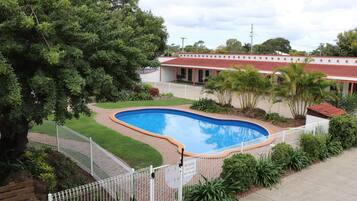 Una piscina al aire libre (de 07:00 a 20:00), sombrillas, tumbonas