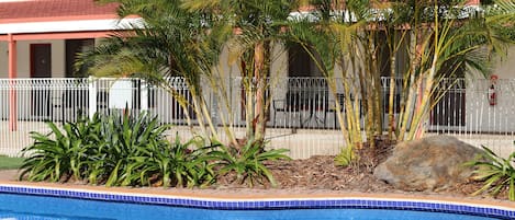 Piscine extérieure, parasols de plage, chaises longues