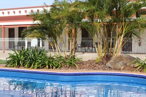 Executive-Suite, 1 Schlafzimmer, Nichtraucher, Kochnische | Außenpool | Außenpool, geöffnet von 07:00 Uhr bis 20:00 Uhr, Sonnenschirme