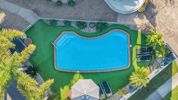 Piscina externa, piscina aquecida, guarda-sóis, espreguiçadeiras