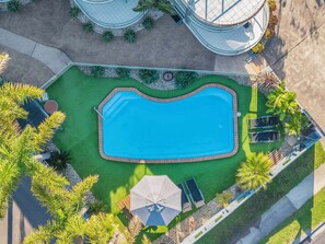 Outdoor pool, a heated pool, pool umbrellas, sun loungers - The Palms Apartments (Merimbula)