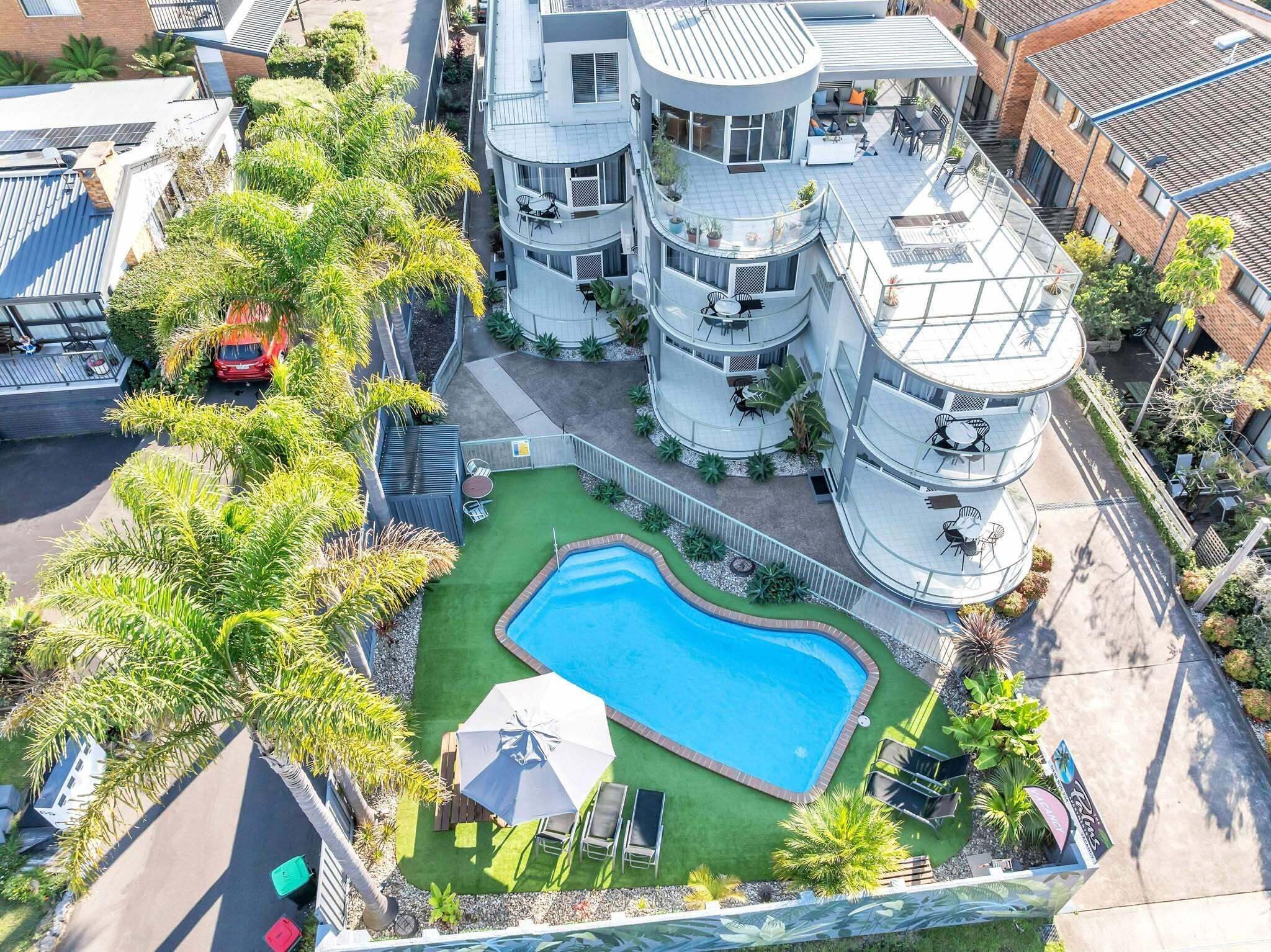 Una piscina al aire libre, una piscina climatizada, sombrillas