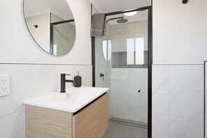 Separate tub and shower, jetted tub, rainfall showerhead, hair dryer