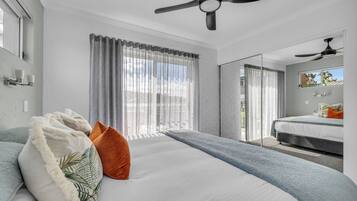 2 sovrum, sängtillbehör av högsta kvalitet och unika möbler