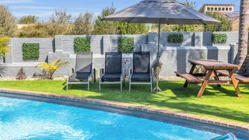 Utomhuspool och uppvärmd pool