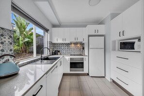 Superior Apartment, 2 Bedrooms, Non Smoking, Kitchen (Overnight) | Private kitchen | Fridge, microwave, oven, stovetop - The Palms Apartments (Merimbula)