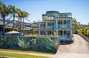 Front of property - The Palms Apartments (Merimbula)