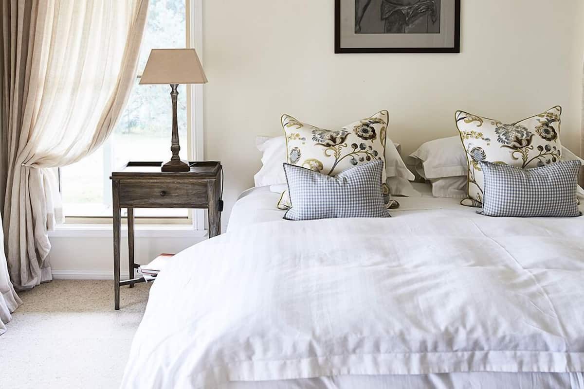Rosby Guesthouse with view (4 Bedrooms) | Egyptian cotton sheets, premium bedding, pillowtop beds, blackout drapes