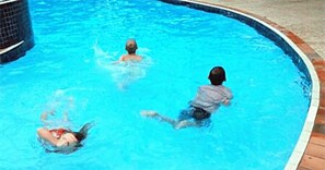 Una piscina al aire libre de temporada