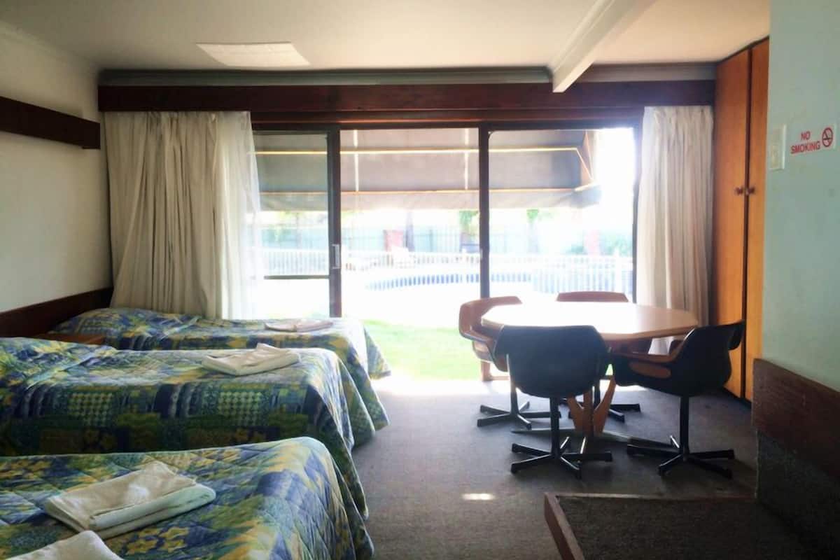 1 dormitorio y tabla de planchar con plancha
