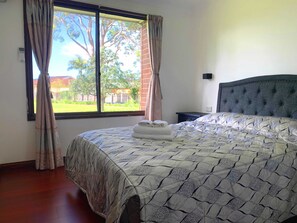 Traditional Villa | 1 bedroom, iron/ironing board - Eden Nimo Motel (Eden)