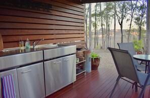 Luxury Eco-Tent | Private kitchen | Fridge, stovetop, dishwasher, coffee/tea maker - Ketchup's Bank Glamping (Cannon Creek)