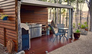 Outdoor dining - Ketchup's Bank Glamping (Cannon Creek)