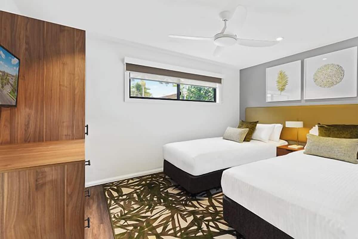 Een minibar, een strijkplank/strijkijzer, babybedden, extra bedden