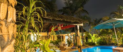 Piscina externa, guarda-sóis, espreguiçadeiras