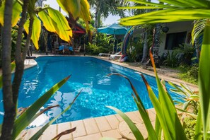 Outdoor pool, pool umbrellas, pool loungers - Travellers Motel (Port Vila)