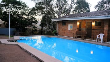 Una piscina al aire libre
