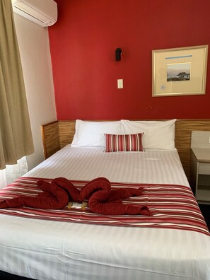 Camera Standard, balcone (Queen Room Special) | Una scrivania, tende oscuranti, ferro/asse da stiro, Wi-Fi gratuito