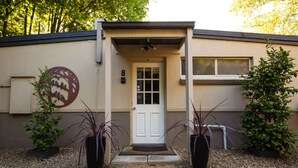 Unclassified image, 4 of 212, button - Adina Lodge Holiday Units (Bright)