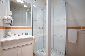 Bathroom - Adina Lodge Holiday Units (Bright)