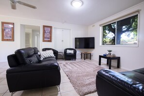 Deluxe-Apartment, 2 Schlafzimmer, Gartenblick | Wohnbereich | 42-Zoll-Fernseher mit Digitalempfang, Netflix, Streaming-Dienste