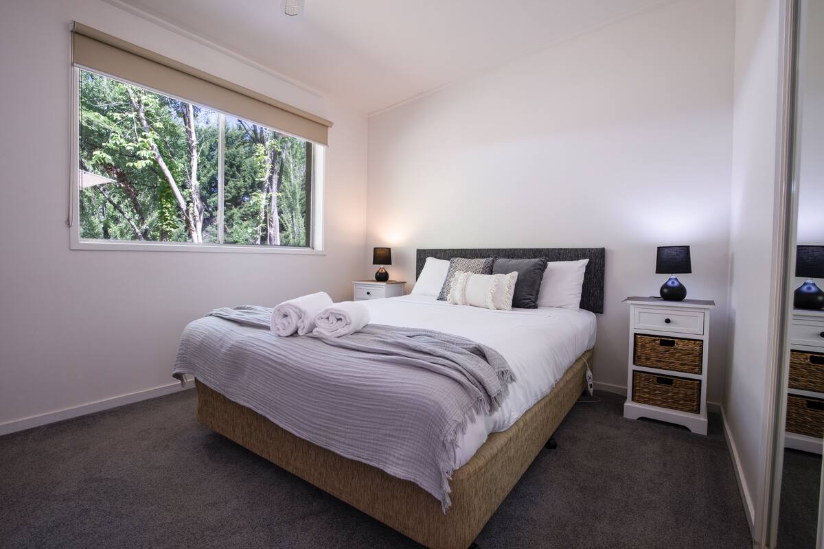 Deluxe Room, 1 Queen Bed, Kitchenette, Garden View | Premium bedding, Tempur-Pedic beds, soundproofing, iron/ironing board