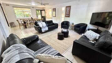 Deluxe-lejlighed - 2 soveværelser - udsigt til have | Opholdsområde | 42-tommers tv med digitale kanaler, Netflix, streamingtjenester