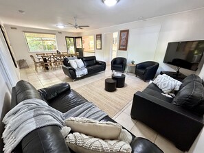 Deluxe-Apartment, 2 Schlafzimmer, Gartenblick | Wohnbereich | 42-Zoll-Fernseher mit Digitalempfang, Netflix, Streaming-Dienste