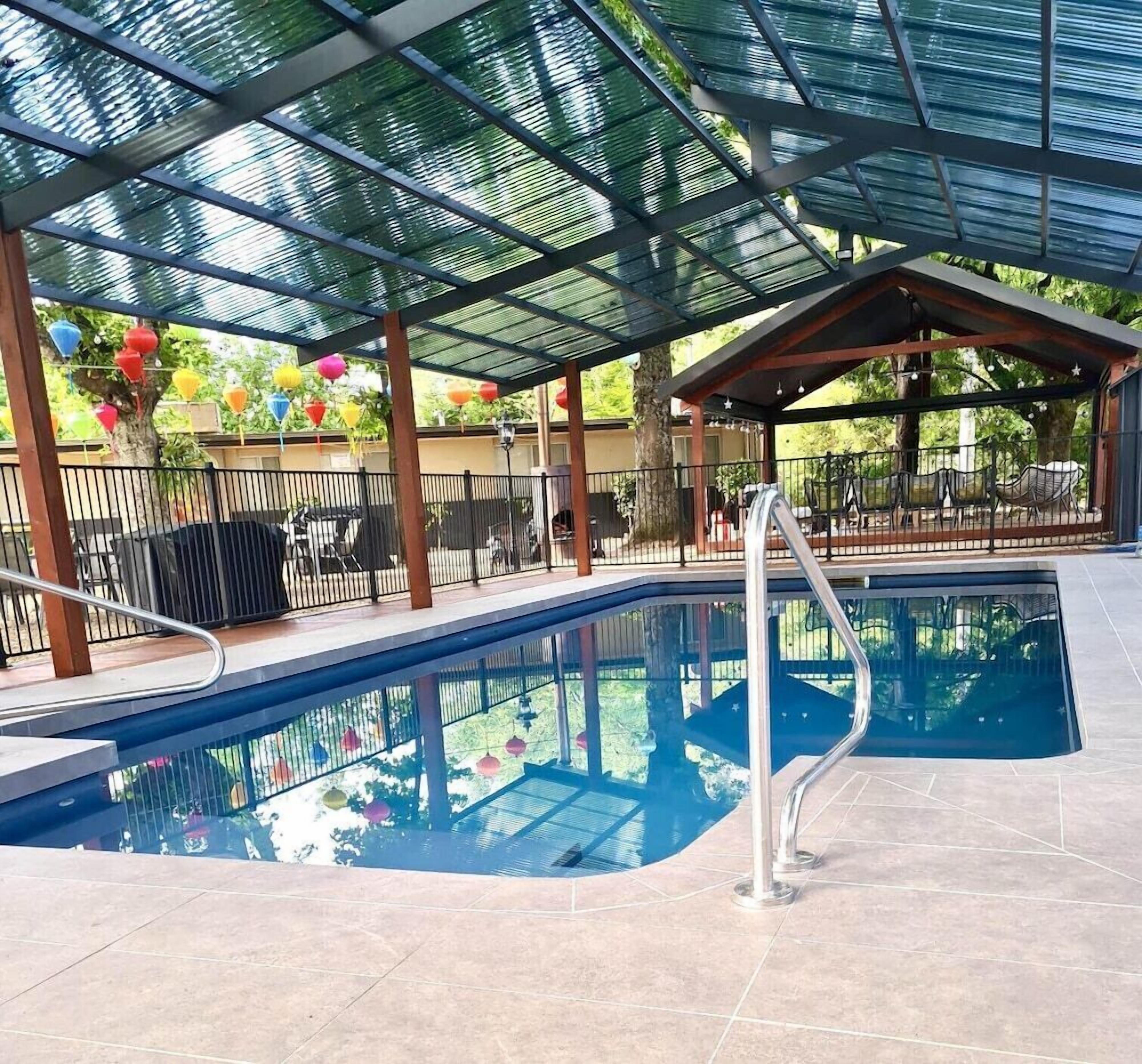 Udendørs pool, parasoller, liggestole