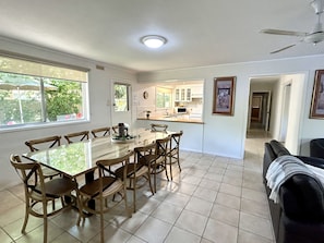 Deluxe Apartment, 2 Bedrooms, Garden View | In-room dining