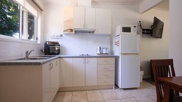 Deluxe Room, 1 Queen Bed, Kitchenette, Garden View | Private kitchen | Microwave, coffee/tea maker, electric kettle, toaster