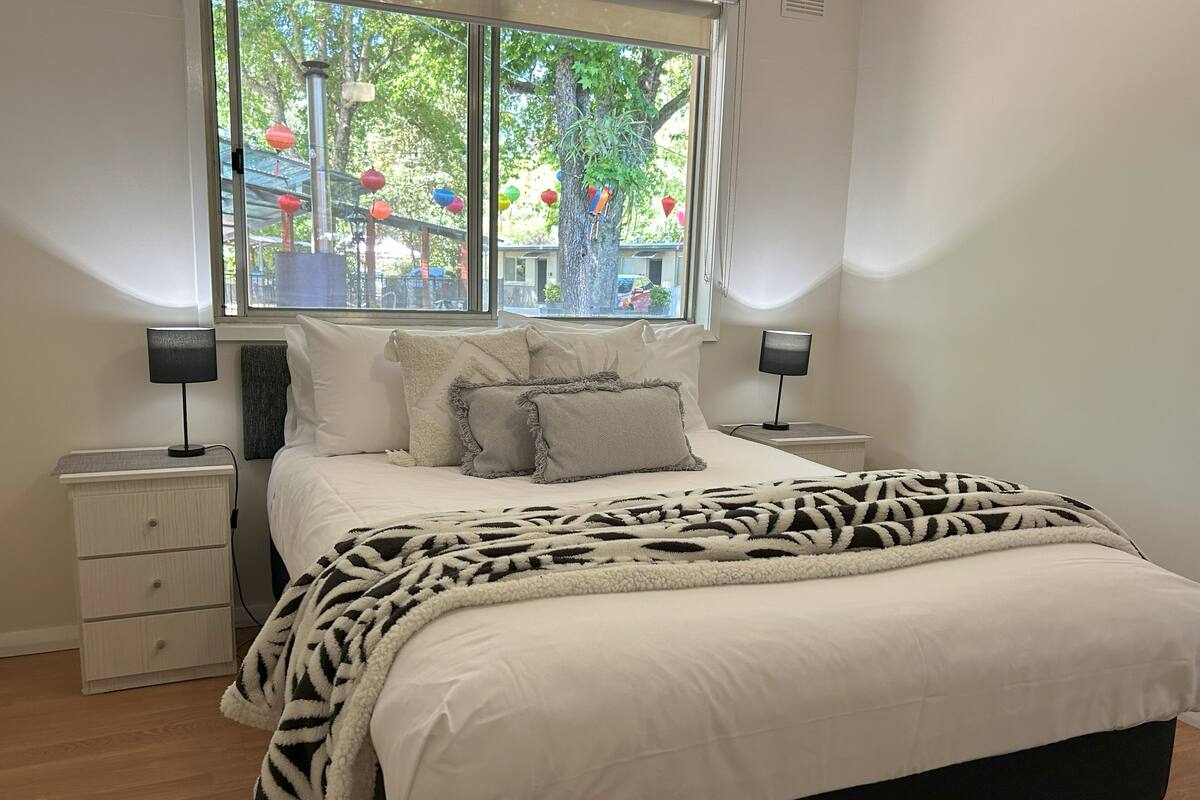 Signature Suite, Jetted Tub, Garden View | Premium bedding, Tempur-Pedic beds, soundproofing, iron/ironing board