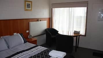 Escritorio, tabla de planchar con plancha, wifi gratis y ropa de cama