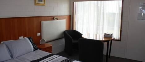 Chambre Standard, non-fumeurs (Queen Room) | Bureau, fer et planche à repasser, Wi-Fi gratuit, draps fournis