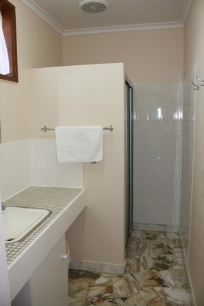 Shower, free toiletries, hair dryer, towels - Opal Motel Leongatha (Leongatha)