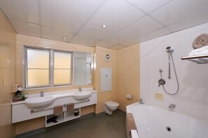 Shower, free toiletries, hair dryer, towels - Birchwood Manor Motel (Invercargill)