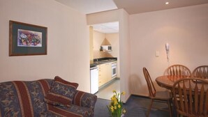 Living area - Birchwood Manor Motel (Invercargill)