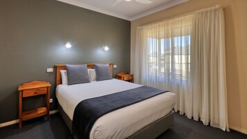 Ropa de cama de alta calidad, escritorio y cortinas blackout